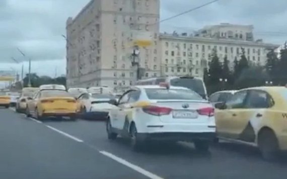 [서울=뉴시스]모스크바 시내 중심가 우크라이나 호텔 앞에 해킹으로 허위 호출된 택시 100대가 늘어서 있다.(출처=어내니머스 트윗) 2022.9.3. *재판매 및 DB 금지 /사진=뉴시스