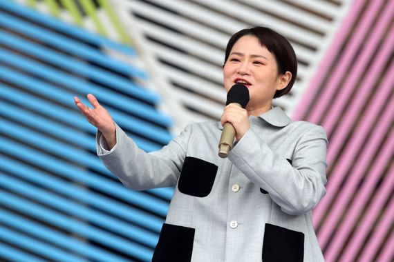 방송인 김신영이 3일 오후 대구 달서구 두류공원 코오롱야외음악당에서 열린 '전국노래자랑' 대구광역시 달서구 편 녹화에서 MC를 맡아 첫 진행을 선보이고 있다. 사진=뉴스1