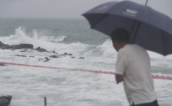 [서귀포=뉴시스] 우장호 기자 = 제11호 태풍 '힌남노' 간접영향으로 비바람이 부는 2일 오후 제주 서귀포시 대정읍 송악산 인근 해상에 파도가 일고 있다. 기상청은 태풍 힌남노가 이날 우리나라를 향해 방향을 틀어 오는 6일 새벽께 서귀포 남동쪽 해상까지 접근할 것으로 예측했다. 2022.09.02. woo1223@newsis.com