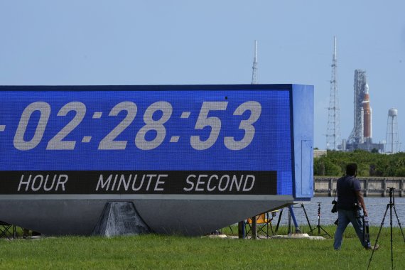 [플로리다(미국)=AP/뉴시스]3일(현지시간) 미플로리다주 케이프커내버럴 케네디우주센터 인근에서 예정됐던 아르테미스 로켓이 발사 2시간28분 앞두고 취소 되면서 카운트다운 시계도 함께 멈췄다. 2022.09.03. /사진=뉴시스