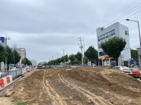 1일 오후 광주 동구 지산동 광주지방법원 인근에서 도시철도 2호선 공사가 진행되고 있다. 사진은 공사 현장에 흙이 쌓여있는 모습 2022.9.2/뉴스1