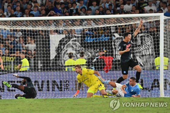 시즌 2호골 넣은 김민재 Napoli's South Korean defender Min-jae Kim (R) celebrates after scoring an equalizer during the Italian Serie A football match betwen Lazio and Napoli on September 3, 2022 at the Olympic stadium in Rome. (Photo by Andreas SOLARO / AFP)