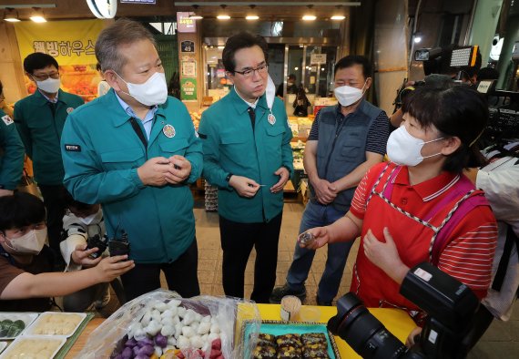 이상민 행정안전부 장관이 지난 4일 서울 관악구 신림동 관악신사시장을 방문해 수해현장 재난지원금 지급 상황을 점검하며 상인들의 의견을 청취하고 있다. /사진=뉴스1