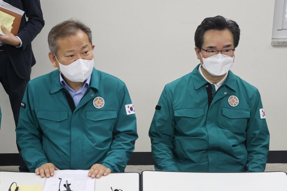 이상민 행정안전부 장관(왼쪽), 정황근 농림축산식품부 장관 등이 4일 오전 서울 관악구 관악신사시장에서 추석 물가 및 수해현장 재난지원금 지급상황 점검을 위한 상인들과의 간담회에 참석하고 있다. 연합