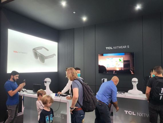 3일(현지시간) 유럽 최대 가전전시회 'IFA 2022'가 열린 독일 베를린 '메세 베를린' 내 TCL 전시 부스에서 관람객들이 웨어러블 스마트 안경 '넥스트웨어 S'를 체험하고 있다. 사진=장민권 기자