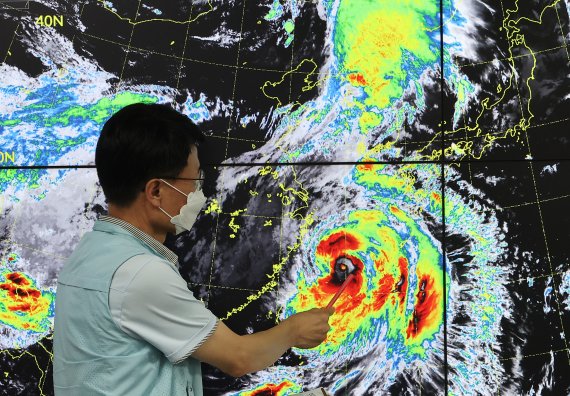 제11호 태풍 힌남노 북상 (수원=연합뉴스) 홍기원 기자 = 4일 오후 경기도 수원시 권선구 수도권기상청에서 예보관이 북상하고 있는 제11호 태풍 힌남노를 분석ㆍ감시하고 있다. 수도권기상청은 6일까지 전국 대부분에 강한 집중호우와 강풍, 해상에서는 풍랑과 월파가 있을 것으로 예보하며 적극적인 대처를 요청했다. 2022.9.4 xanadu@yna.co.kr (끝)