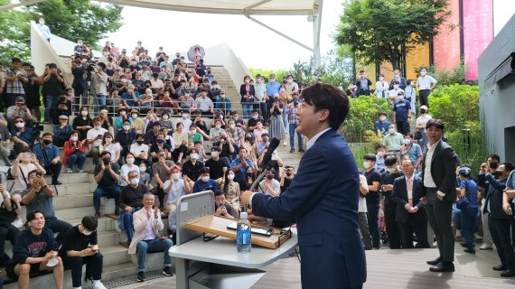 [대구=뉴시스] 고여정 기자 = 4일 오후 대구시 중구 대봉동 김광석 거리에서 이준석 국민의힘 전 대표가 대구 시민들을 만나 기자회견을 하고 있다. 2022.09.04 ruding@newsis.com