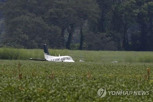 불시착한 경비행기 [AP=연합뉴스. 재판매 및 DB 금지]