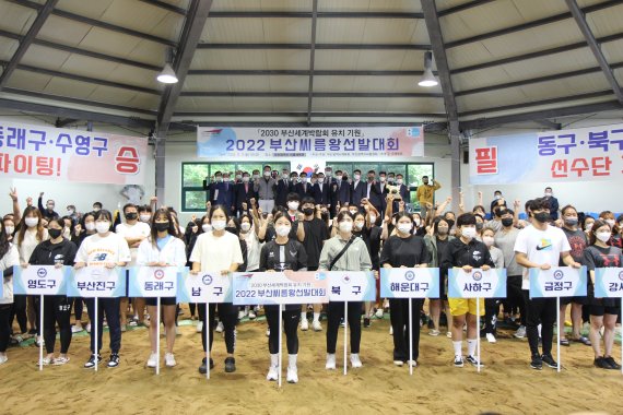 지난 3일 서구 부산광역시 씨름체육관에서 열린 '2022 부산씨름왕선발대회'에 출전한 16개 구·군 선수들이 행사에 임하고 있다. 부산광역시체육회 제공