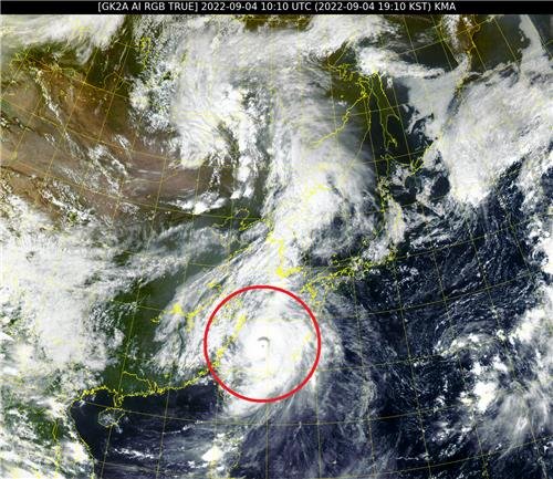 천리안위성 2A호가 4일 오후 7시 10분 촬영한 제11호 태풍 힌남노(붉은 원). 국가기상위성센터 제공