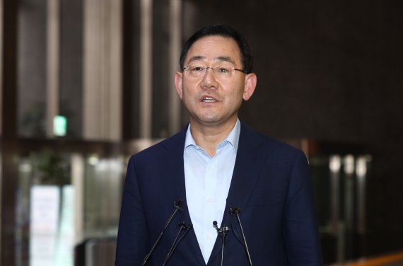 [서울=뉴시스] 고범준 기자 = 주호영 국민의힘 비상대책위원장이 26일 오후 국회에 들어서며 법원의 직무정지 가처분 결정에 대한 취재진 질문에 답변하고 있다. (공동취재사진) 2022.08.26. photo@newsis.com /사진=뉴시스