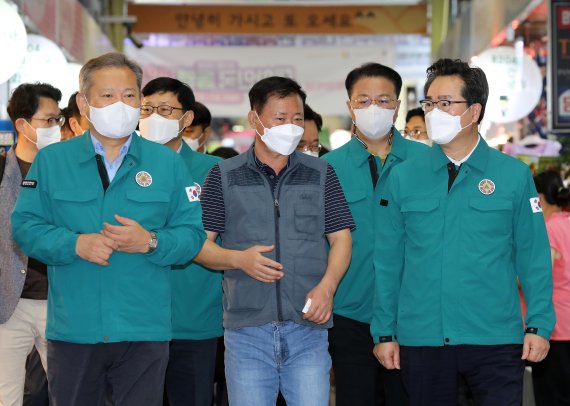 이상민 행정안전부 장관과 정황근 농림축산식품부 장관(오른쪽), 방기선 기획재정부 차관 등이 4일 오전 서울 관악구 신림동 관악신사시장을 방문해 수해현장 재난지원금 지급 상황을 점검하며 상인들의 의견을 청취하고 있다. 2022.9.4/뉴스1 ⓒ News1 김진환 기자