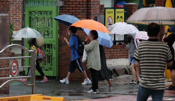 [태풍 힌남노] 내일 부·울·경 모든 학교 등교 중단…서울은 초·중학교만