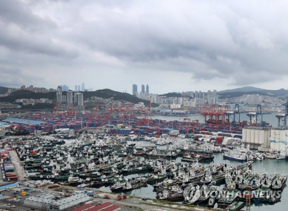 긴장감 흐르는 부산항. 제11호 태풍 힌남노가 북상 중인 가운데 부산항 5부두가 대피한 선박들로 가득하다. 힌남노는 6일 새벽 부산과 가장 근접할 것으로 보인다./사진=연합뉴스