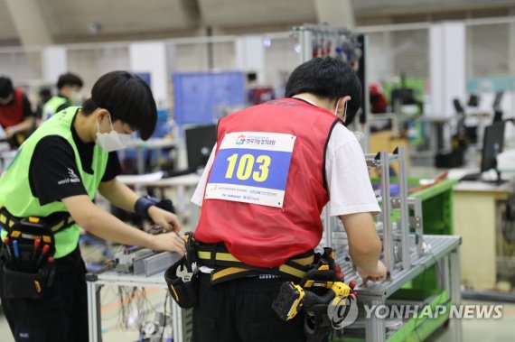 '제57회 전국기능경기대회'에서 메카트로닉스 직종 경기에 참가한 선수들이 과제를 수행하는 모습 [삼성전자 제공. 재판매 및 DB 금지]