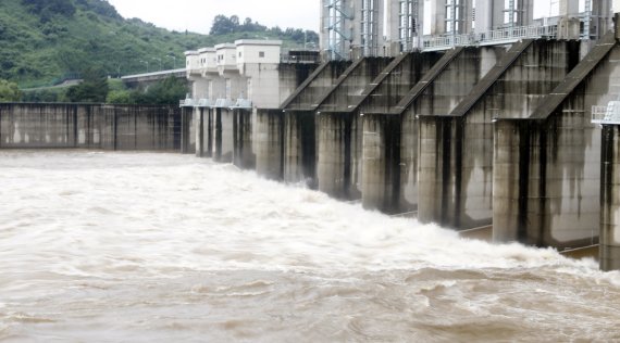 전국에 비가 내린 3일 경기 연천군 군남댐에서 임진강 물이 방류되고 있다. 임진강 필승교 수위는 지난 밤 내린 비로 '비홍수기 인명대피수위'인 2ｍ를 넘어 7시 40분 기준 2.42m를 기록했다. 뉴시스