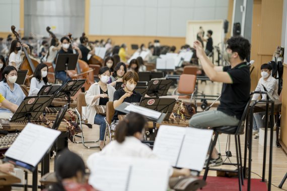 지난 1일 서울 중구 국립극장 해오름극장 내 연습실에서 국립국악관현악단이 '이음 음악제-2022 3분 관현악'의 주요곡을 연습하는 모습. (국립극장 제공)