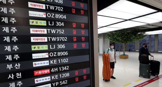 17일 오전 서울 강서구 김포공항에서 제주발 항공기가 제14호 태풍 '찬투(CHANTHU)'의 영향으로 결항돼 표시되고 있다 2021.9.17/뉴스1 ⓒ News1 김명섭 기자