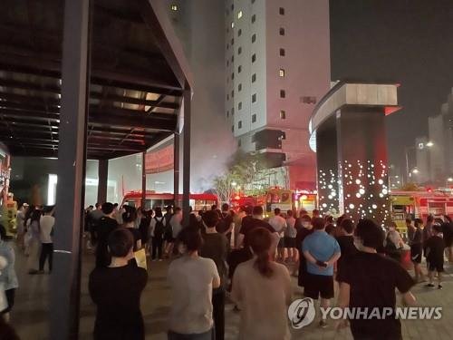 천안 아파트 주차장 화재 현장 대피 주민 [연합뉴스 자료사진]