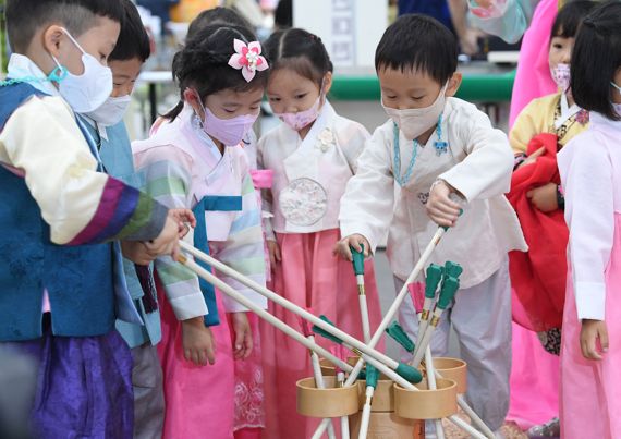 추석 연휴를 나흘 앞둔 5일 서울 서초구 농협 하나로마트 양재점에서 오색 한복을 차려입은 어린이들이 투호놀이 등 전통놀이 체험을 하고 있다. 사진=김범석 기자