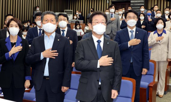 이재명 더불어민주당 대표가 5일 서울 여의도 국회에서 열린 더불어민주당 비상의원총회에서 국민의례를 하고 있다. 공동취재사진, 뉴시스.
