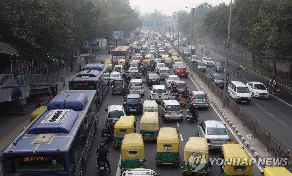심각한 대기오염에 시달리는 인도 대도시 epa09684487 A general view of a smog tower installed to curb air pollution in New Delhi, India, 13 January 2022 (issued 14 January 2022). The different approaches that successive governments in India have taken to reduce air pollution have not been sufficient to prevent its urb