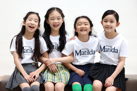 [서울=뉴시스] 박진희 기자 = 뮤지컬 '마틸다' 주인공 아역배우 (왼쪽부터) 진연우, 최은영, 하신비, 임하윤이 29일 경기 고양시 고양아람누리 연습실에서 뉴시스 인터뷰에 앞서 사진 촬영을 하고 있다. 2022.08.31. pak7130@newsis.com