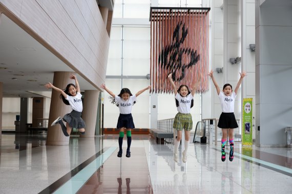 [서울=뉴시스] 박진희 기자 = 뮤지컬 '마틸다' 주인공 아역배우 (왼쪽부터) 진연우, 하신비, 최은영, 임하윤이 29일 경기 고양시 고양아람누리에서 뉴시스 인터뷰에 앞서 사진 촬영을 하고 있다. 2022.08.31. pak7130@newsis.com