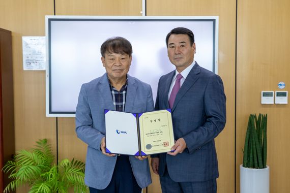 울산항만공사 김재균 사장(왼쪽)과 김창수 울산항만관리㈜ 사장