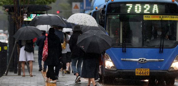 [서울=뉴시스] 태풍 '힌남노'가 한반도에 근접하고 있는 5일 오후 서울 중구 세종대로사거리 버스정류장에서 시민들이 버스에 탑승하고 있다. 2022.09.05. <저작권자ⓒ 공감언론 뉴시스통신사. 무단전재-재배포 금지.> /사진=뉴시스화상