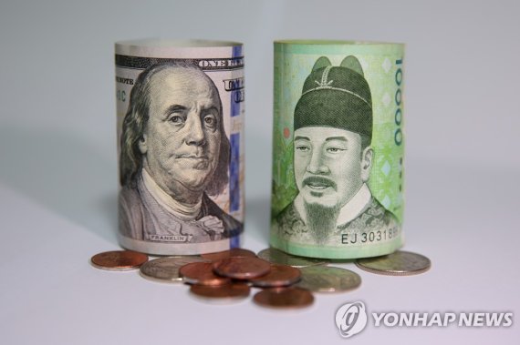 원/달러 환율 (220823) -- SEOUL, Aug. 23, 2022 (Xinhua) -- The won (R) and U.S. dollar banknotes are pictured in Seoul, South Korea, Aug. 22, 2022. South Korea