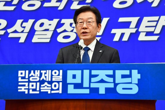 더불어민주당 이재명 대표가 5일 서울 여의도 국회에서 열린 비상 의원총회에서 모두발언을 하고 있다. (공동취재사진) 2022.09.05. photo@newsis.com /사진=뉴시스