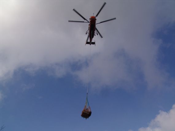 산림청 헬기가 호이스트 사용해 산림관련 자재를 운반하는 모습.