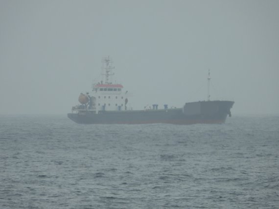 제11호 태풍 '힌남노'가 북상 중인 가운데, 해경의 회항 권고에도 울진 해역까지 남하한 외국적 선박 A호. 해경은 주한 중국대사관에 서한을 전달하고 해당 선박에 대해 대피명령을 발동했다. A호는 현재 안전해역으로 이동 중이다.(동해해경청 제공) 2022.9.5/뉴스1