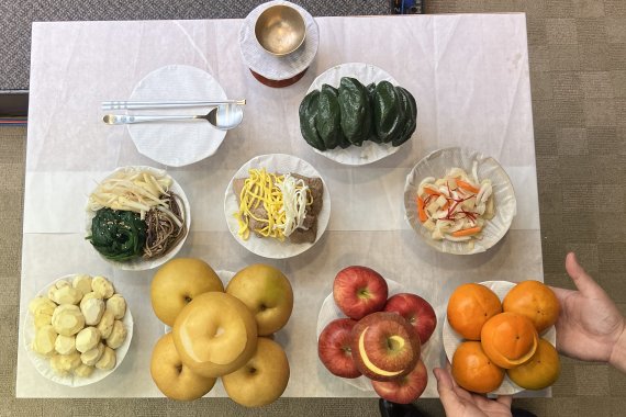 [서울=뉴시스] 박진희 기자 = 성균관의례정립위원회는 5일 서울 중구 프레스센터에서 '대국민 차례 간소화 기자회견'을 갖고 간소화 된 차례상 예시를 발표하고 있다. 2022.09.05. pak7130@newsis.com