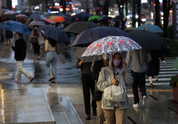 11호 태풍 '힌남노'가 북상하며 전국이 영향권에 들기 시작한 5일 오후 서울 강남역 인근에서 우산을 쓴 시민들이 발걸음을 재촉하고 있다. 2022.9.5/뉴스1 ⓒ 사진=뉴스1
