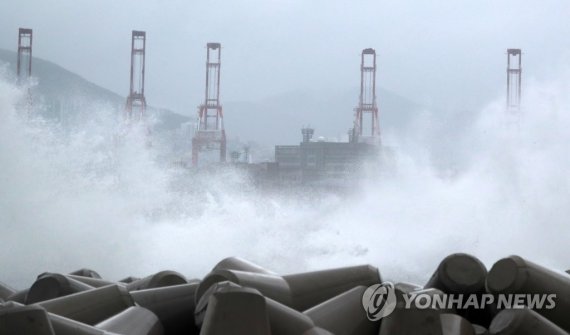 힌남노 영향권 접어드는 부산 힌남노 영향권 접어드는 부산 (부산=연합뉴스) 손형주 기자 = 제11호 태풍 힌남노가 북상하고 있는 5일 오후 부산 남구 오륙도 인근 방파제에 파도가 몰아치고 있다. 2022.9.5 handbrother@yna.co.kr (끝)