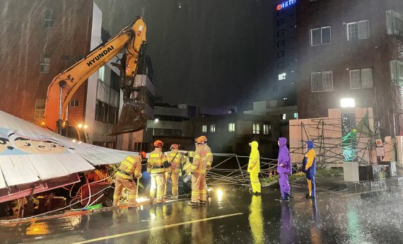 제11호 태풍 '힌남노'가 한반도로 북상 중인 5일 오후 제주 서귀포시 서귀동 에서 소방대원들이 공사장 가림막 안전조치를 하고 있다.(제주소방안전본부 제공) 2022.9.5/뉴스1