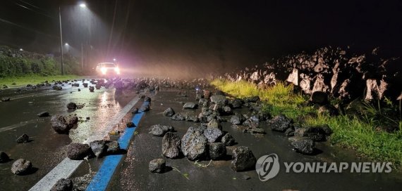 [태풍 힌남노] 돌밭으로 변한 도로..태풍 맞은 제주, 초속 43m 폭풍이 불었다