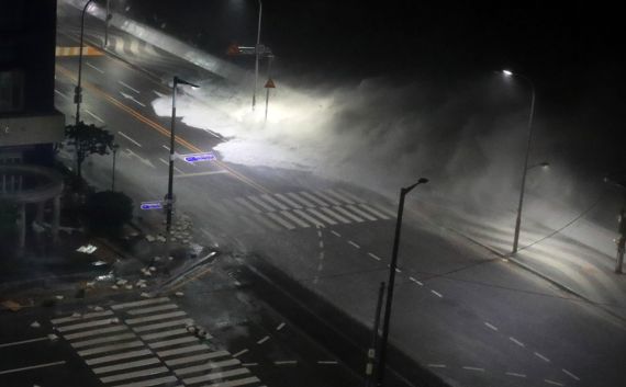 6일 오전 부산 해운대구 마린시티에서 파도가 도로를 덮치고 있다. 연합뉴스
