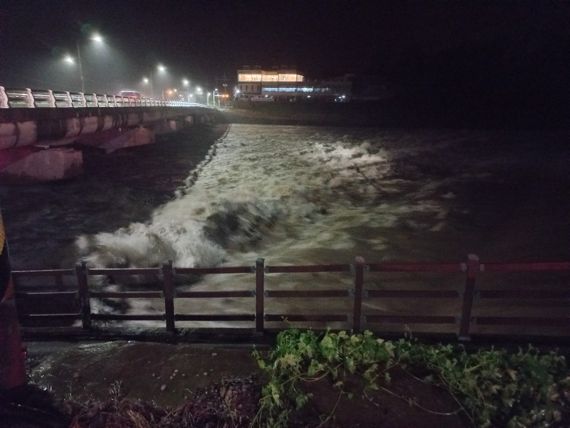 울산 울주군 언양읍 남천교 아래서 1명 실종 태화강에 빠져 실종됐다. 소방당국이 50여 명을 투입해 수색하고 있지만 강물이 불어나면서 쉽지 않은 상황이다. /사진=울산소방본부 제공
