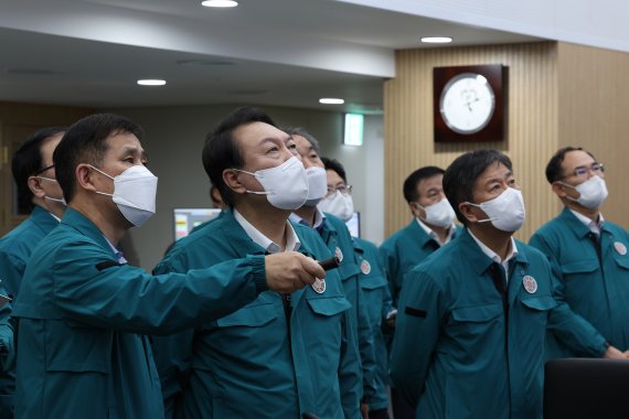 尹 대통령, 용산에서 "태풍 완전히 지나갈 때까지 긴장의 끈 놓지마라"