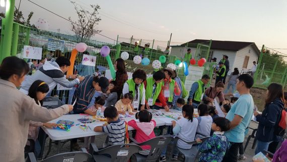 광주광역시 남구가 시민들에게 자연환경 체험의 기회를 제공하고, 환경 보전에 대한 중요성을 알리기 위해 코로나19로 중단됐던 '대촌천 반딧불이 생태체험' 행사를 3년만에 재개한다. 사진은 체험 시작 전 열리는 부대행사 모습. 사진=광주광역시 남구 제공