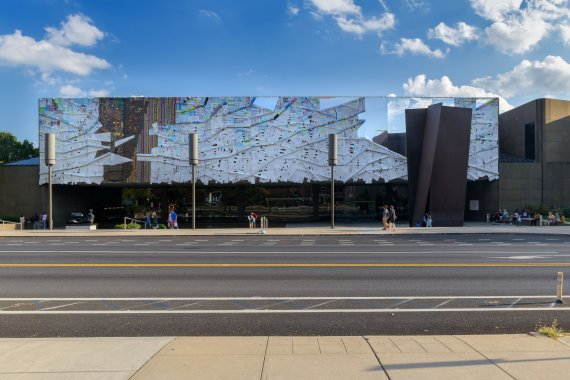 2018년 제57회 카네기 인터내셔널_Installation view of El Anatsui, Three Angles (2018), in Carnegie International, 57th Edition, 2018; Photo Bryan Conley(갤러리 소소 제공). ⓒ 뉴스1