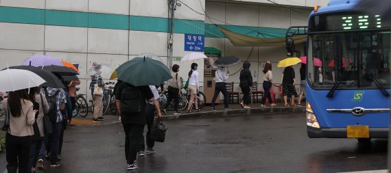 태풍 힌남노의 영향으로 서울 시내 도로 곳곳이 통제된 6일 오전 서울 영등포구 대방역 앞에서 시민들이 버스를 기다리며 줄을 서고 있다. /연합뉴스