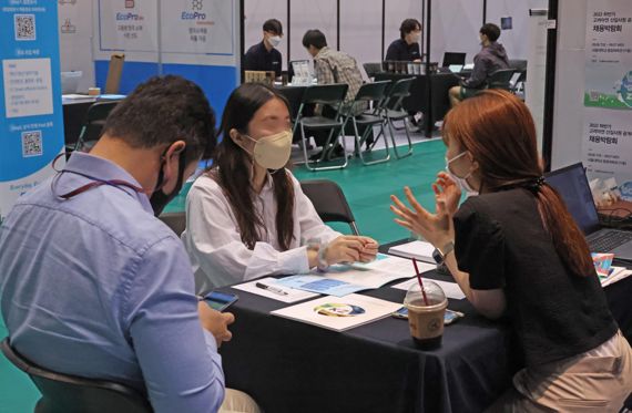 6일 서울 관악구 서울대학교 체육관에서 열린 2022 하반기 서울대학교 채용박람회에서 학생들이 채용상담을 받고 있다. 사진=박범준 기자