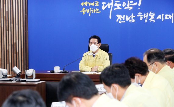 [무안=뉴시스] 이창우 기자=김영록 전남도지사가 6일 오전 도청 재난종합상황실에서 제11호 태풍 '힌남노' 북상에 따른 실국별 피해상황 보고회의를 주재하고 있다. 김 지사는 과수·수산·농작물 등 피해 조사 후 보상처리를 하고, 태풍으로 인한 소소한 피해도 조사를 철저히 해 줄 것을 당부했다. (사진=전남도 제공) 2022.09.06. photo@newsis.com *재판매 및 DB 금지