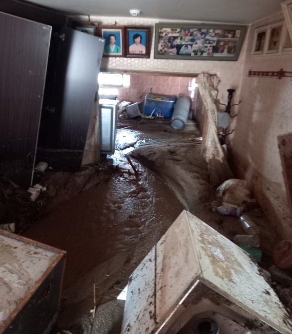 집에 있던 여성, 태풍 '힌남노'로 토사에 깔려 사망
