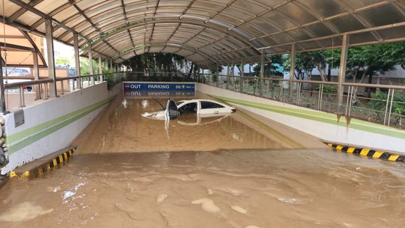 제11호 태풍 힌남노 영향으로 폭우가 쏟아져 도심 곳곳이 침수된 경북 포항에서 지하 주차장에 차를 이동하러 갔다 연락이 안 된다는 실종 신고가 이어져 소방당국 등이 수색에 나섰다. 7명이 실종돼 수색 중인 포항시 남구 인덕동 아파트 지하추자장 입구. 사진=경북소방본부 제공