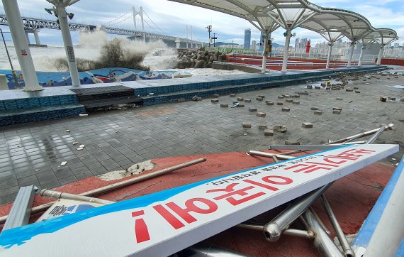 제11호 태풍 '힌남노'가 지나간 6일 오전 부산 수영구 광안리해수욕장 민락수변공원 쓰레기표지판이 쓰러져 있다. 2022.9.6/뉴스1 ⓒ News1 김영훈 기자